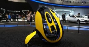 E4U – Hyundai’s single seat egg-shaped, wheel-less car