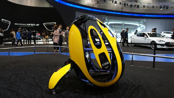 E4U – Hyundai’s single seat egg-shaped, wheel-less car