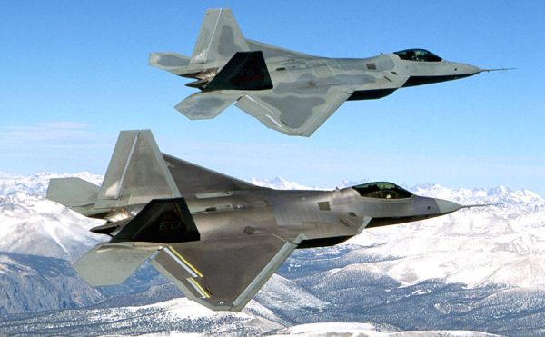 Two_F-22_Raptor_in_flying