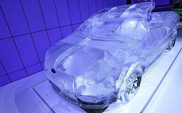 14-coolest-ice-car-sculptures-03